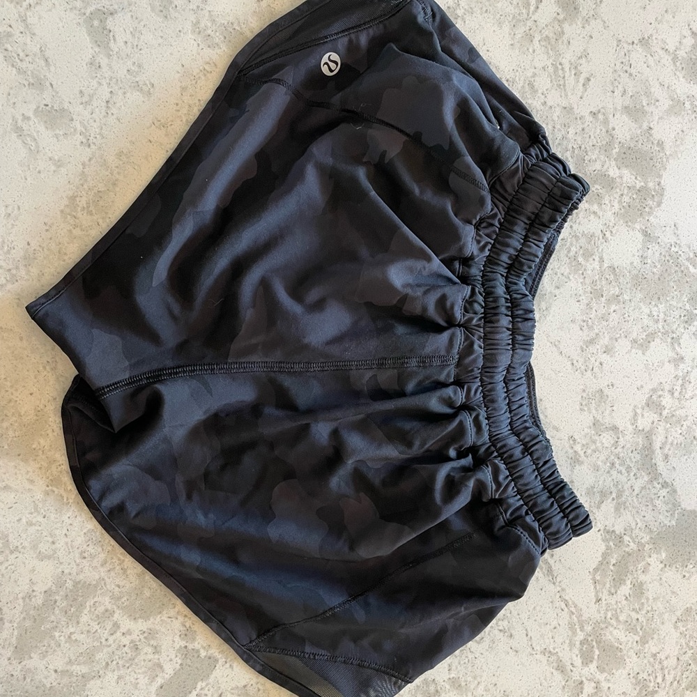 Lululemon black camo hotty hot short 2.5”